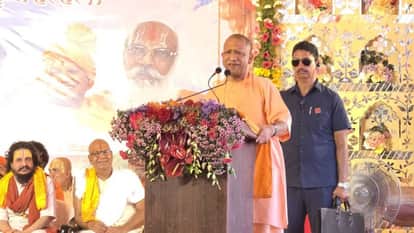 दिगंबर अखाड़ा में सीएम योगी।