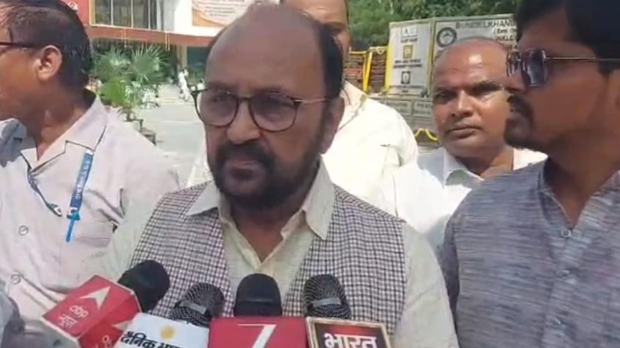 Jhansi: Minister Yogendra Upadhyay stated that the use of pellet guns at Jantar Mantar was justified