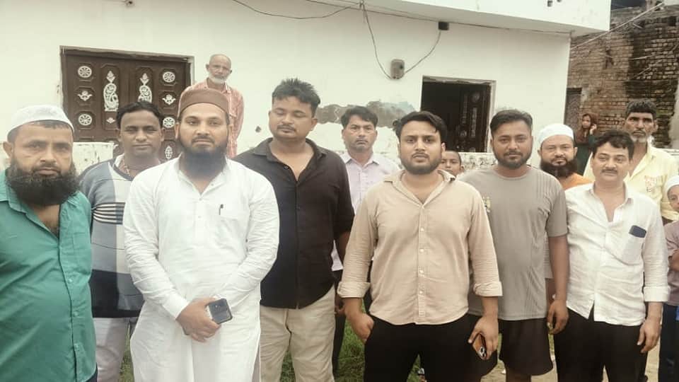 Bijnor: When villagers cornered miscreants who had come to commit theft, the latter shot a young man