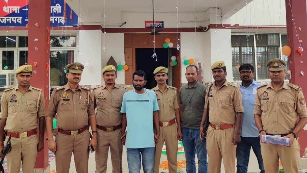 Man 50000 bounty wanted in Azamgarh looted 6 lakh from Flipkart office at gunpoint six years ago