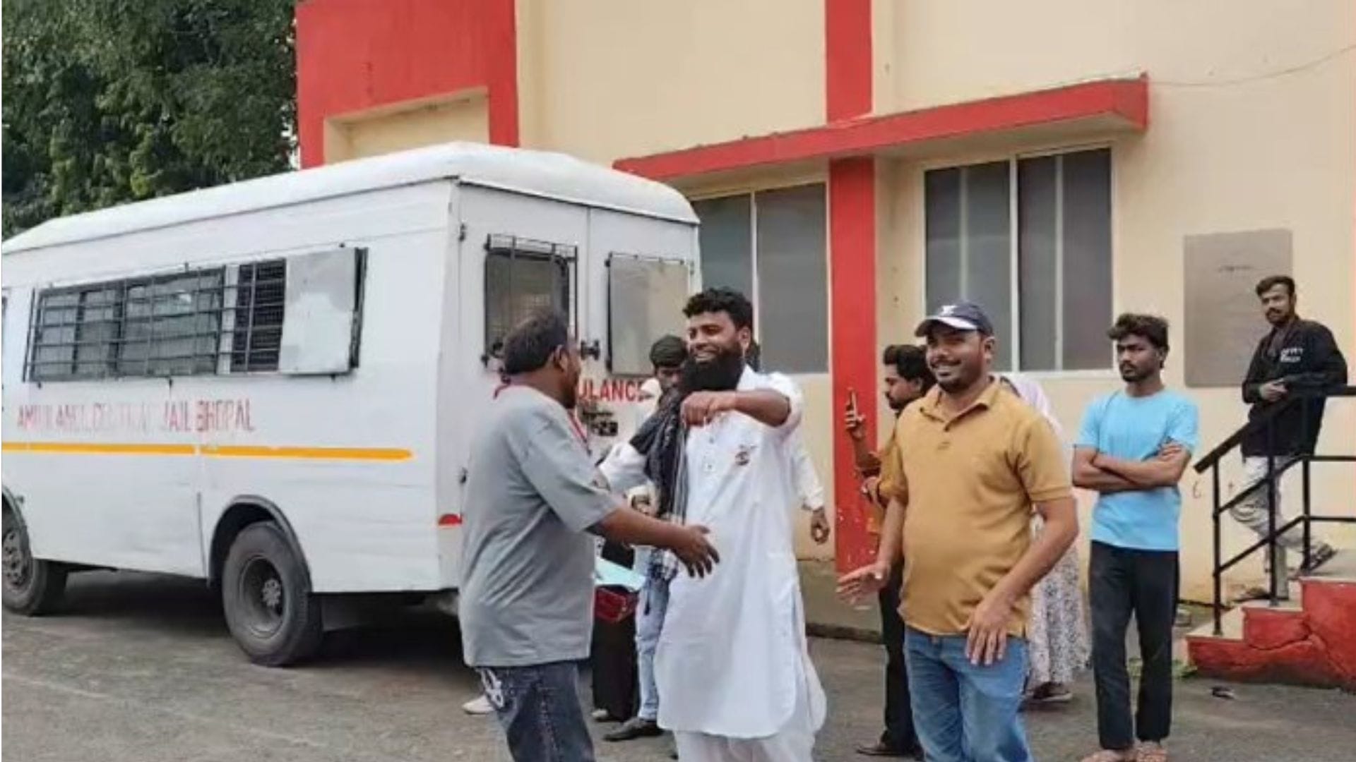 अपनों से मिलते कैदी