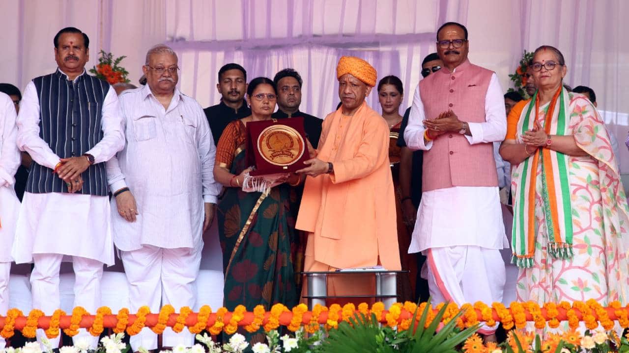 Independence Day 2026 CM Yogi honored families of martyred heroes presented Shaurya and Vir Chakras