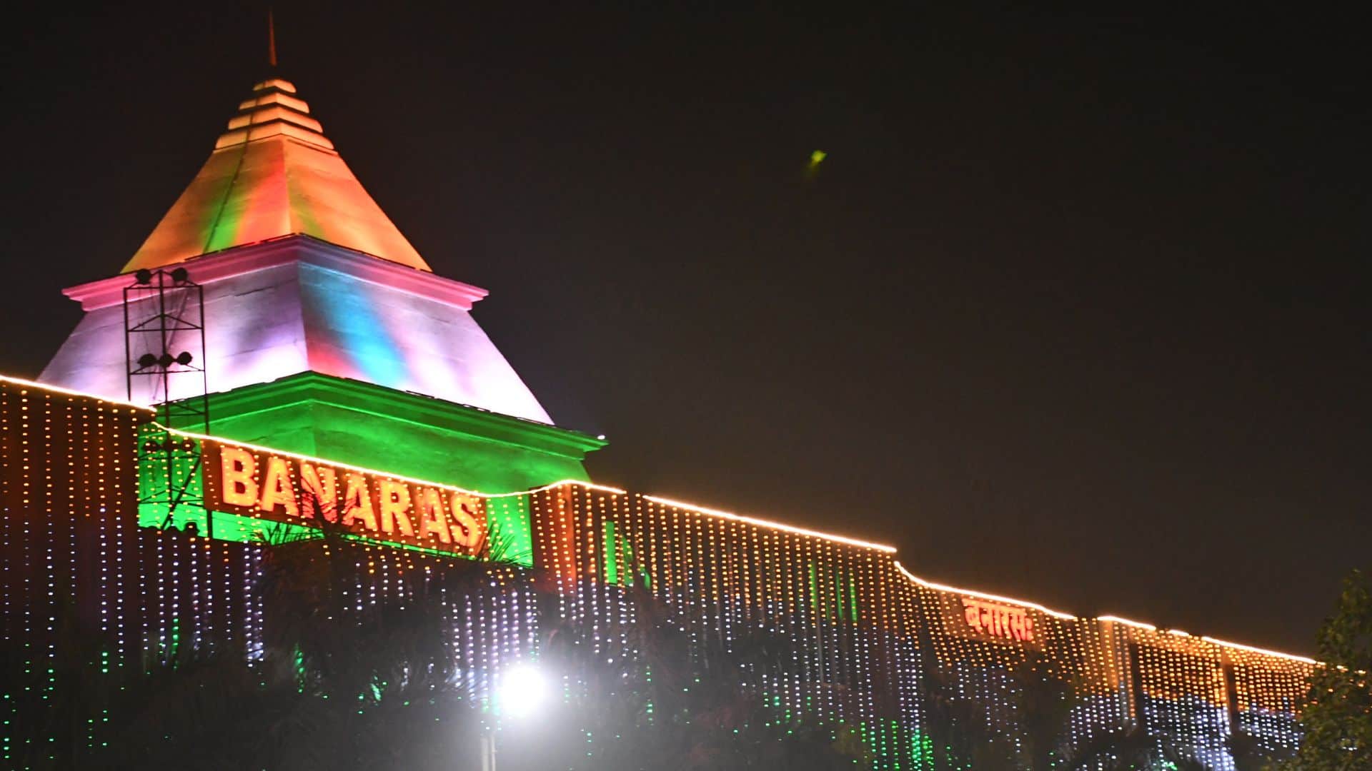 Kashi bathed glow Tricolour Honouring national flag message of unity integrity chants Bharat Mata Ki Jai