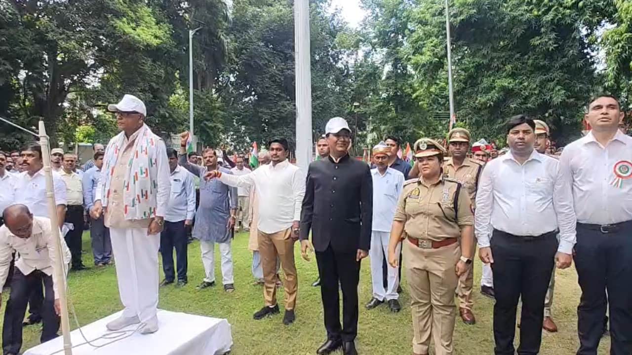 ध्वजारोहण कार्यक्रम में वन मंत्री व अफसर