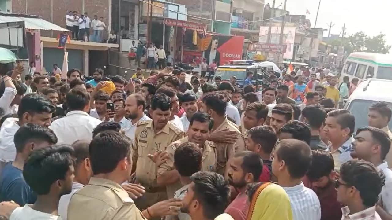 लोगों की पुलिस से हुई नोकझोंक