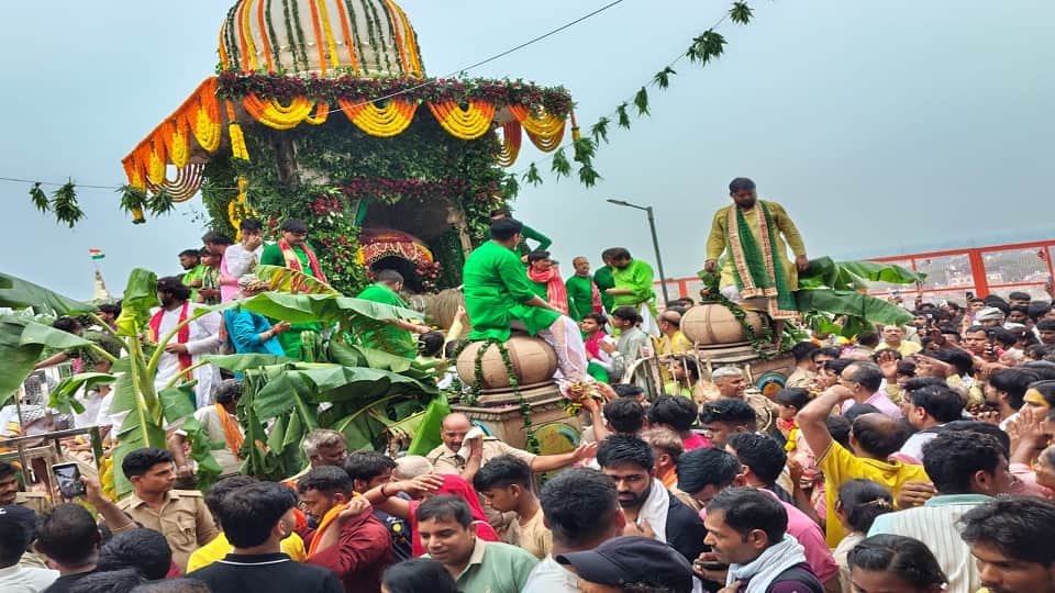 Radha Rani swung on golden swing on Hariyali Teej in Barsana in Mathura