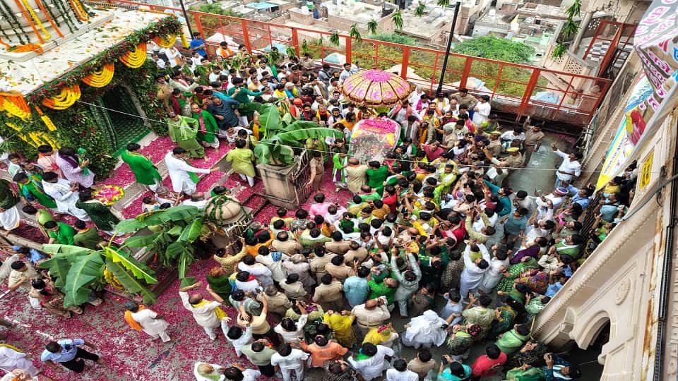 Radha Rani swung on golden swing on Hariyali Teej in Barsana in Mathura