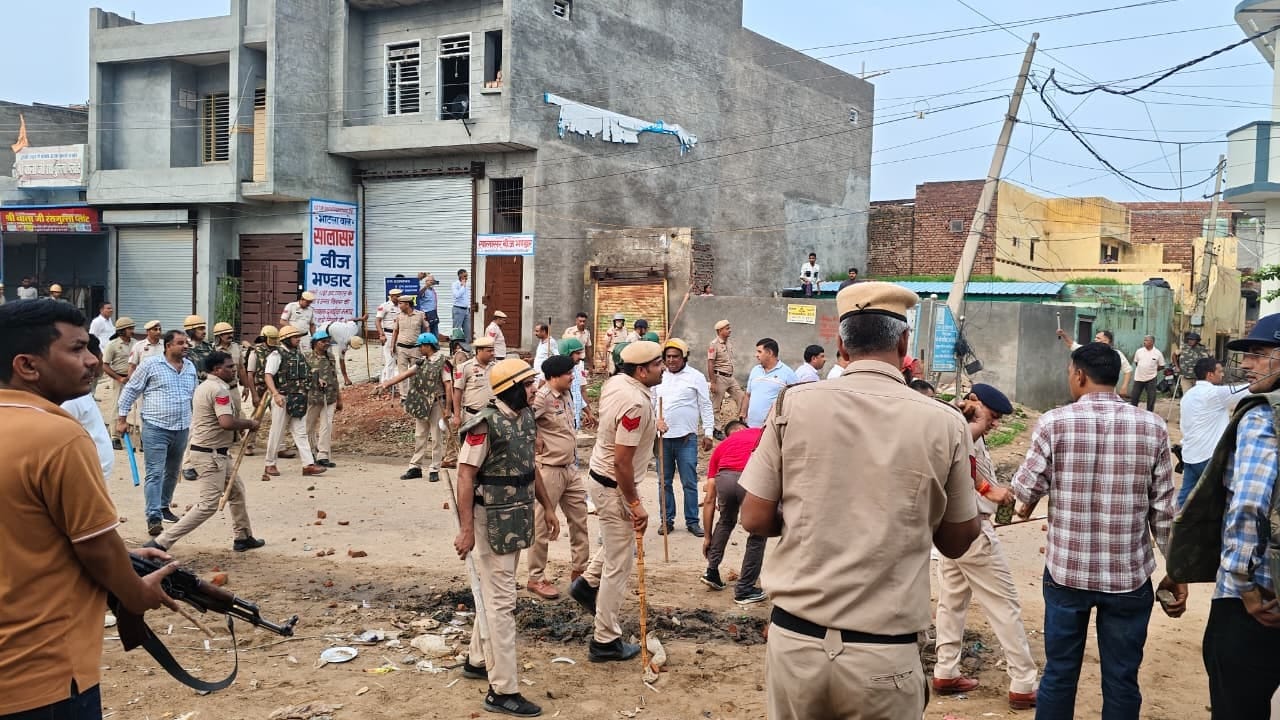 हांसी में पुलिस ने किया लाठीचार्ज