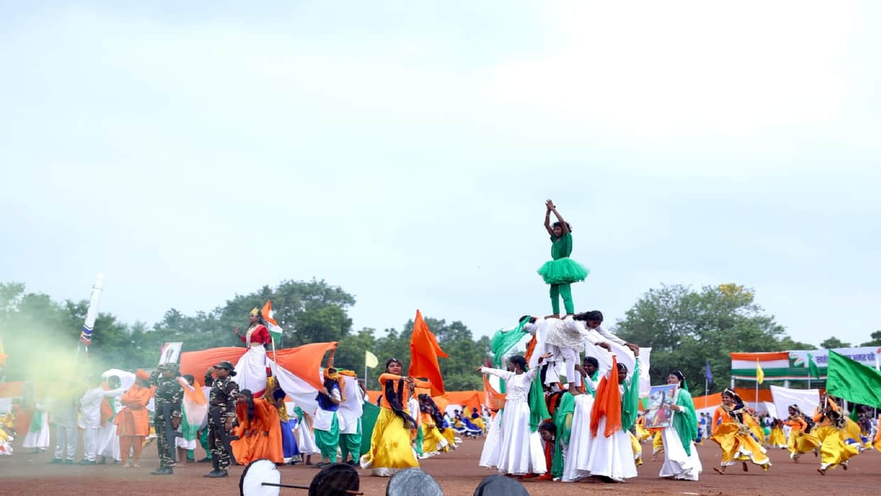 School children showcased folk art at Independence Day celebration in Raipur Surguja division won first place