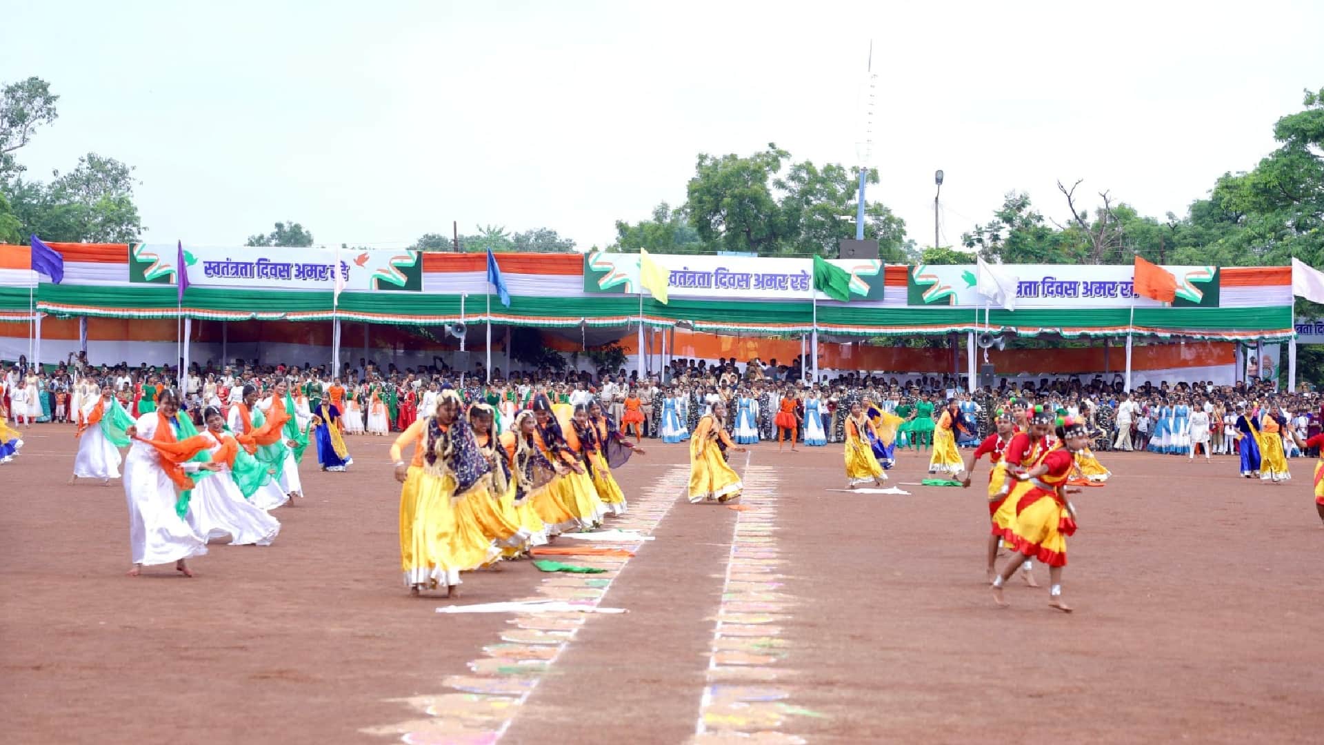 School children showcased folk art at Independence Day celebration in Raipur Surguja division won first place