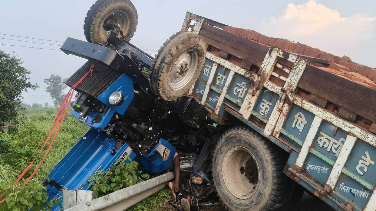 UP: Tractor-trolley loaded with bricks overturns on Lucknow-Sultanpur Highway; four laborers killed; bodies ex