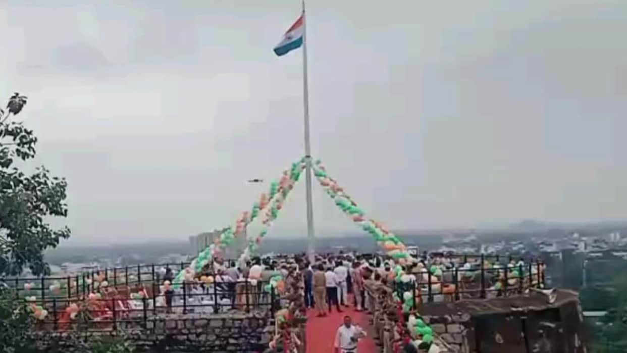 Jhansi: DM hoists the Tricolour from the fort ramparts, conveys a message of unity.