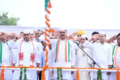 कांग्रेस नेता बड़ी चौपड़ पर तिरंगा फहराते हुए