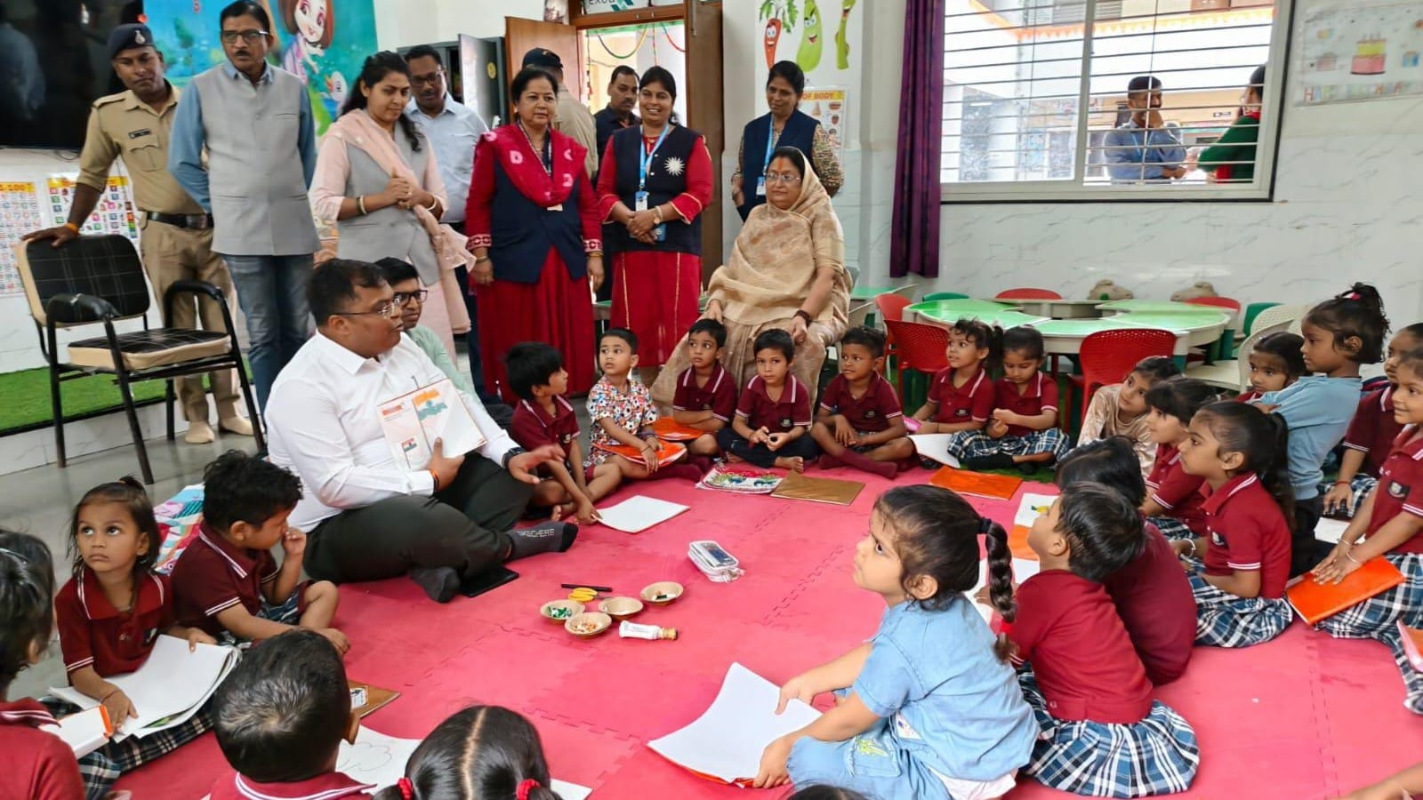 कलेक्टर शिवम वर्मा ने बच्चों से बात की।