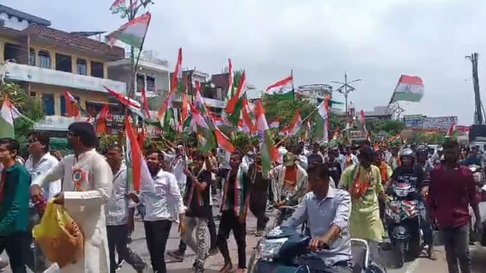 Kanpur Tiranga Yatra taken out along Rajdhani Marg slogans of patriotism rang midst shower of flower petals