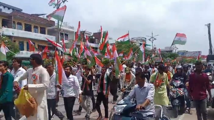 Kanpur Tiranga Yatra taken out along Rajdhani Marg slogans of patriotism rang midst shower of flower petals