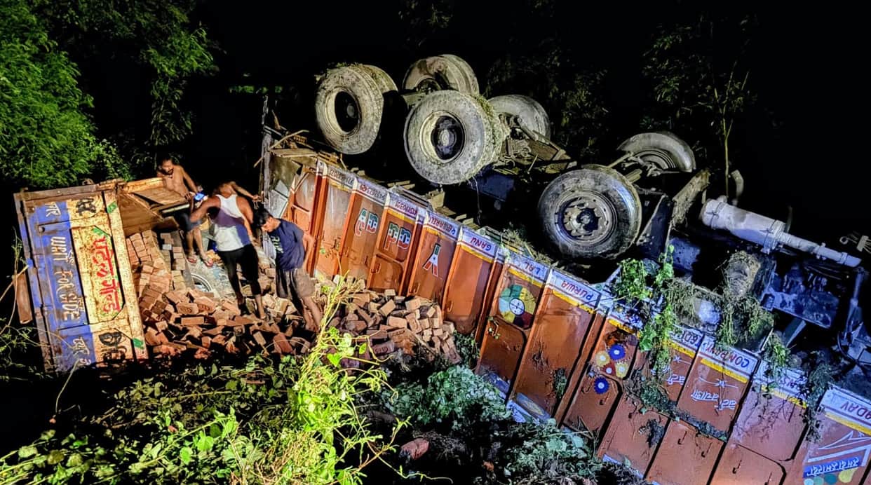 Banda Violent collision between two trucks vehicles overturned and fell into a drain two drivers injured