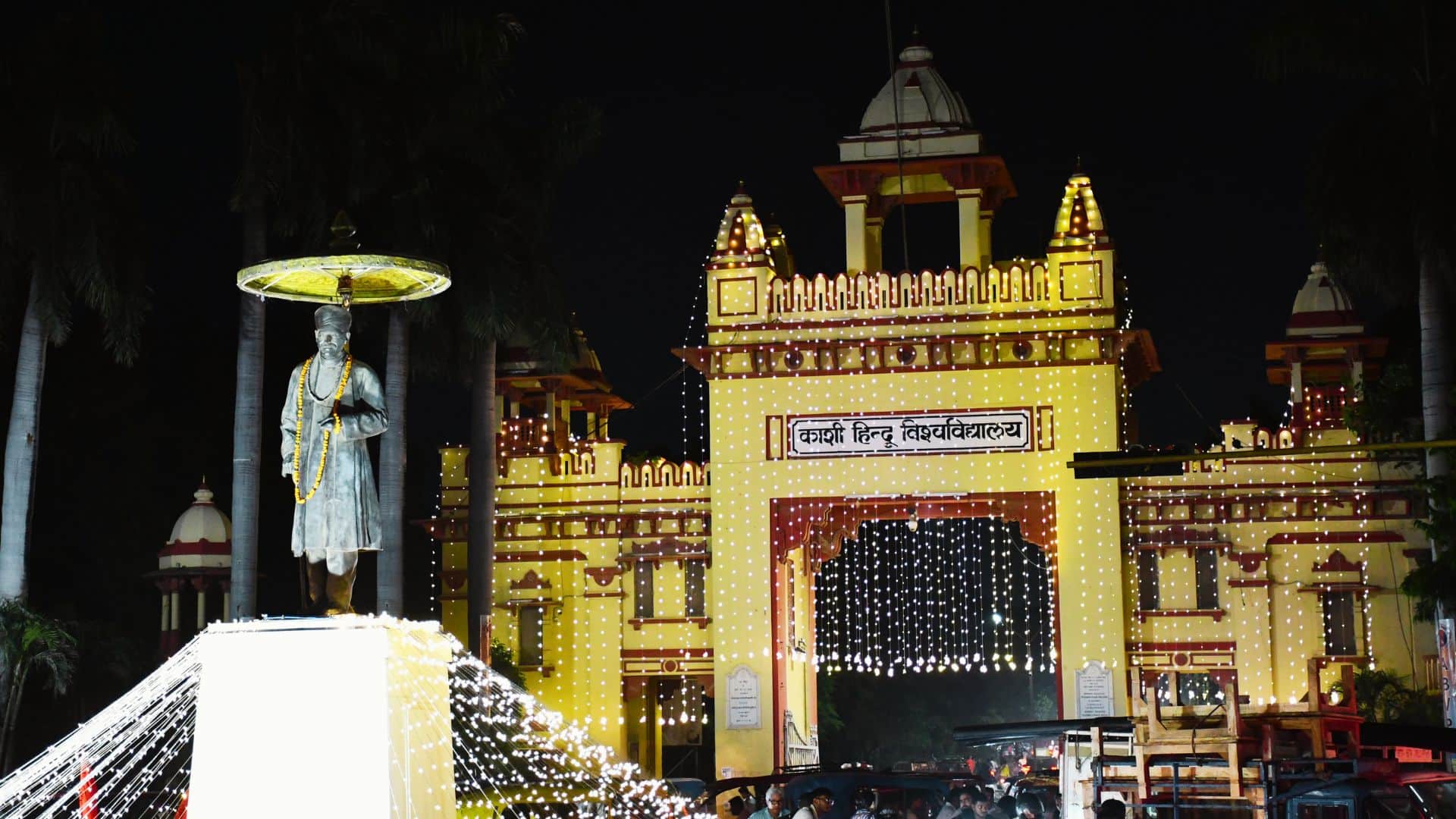 Kashi bathed glow Tricolour Honouring national flag message of unity integrity chants Bharat Mata Ki Jai