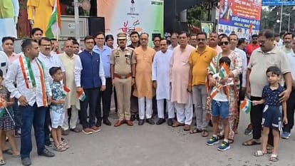 मां तुझे प्रणाम कार्यक्रम के तहत मुरादाबाद में राष्ट्रगान के दाैरान लोग और अधिकारी