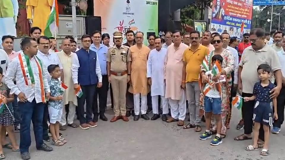 Maa Tujhe Pranam: National Anthem echoes in Moradabad; city comes to standstill for 52 seconds