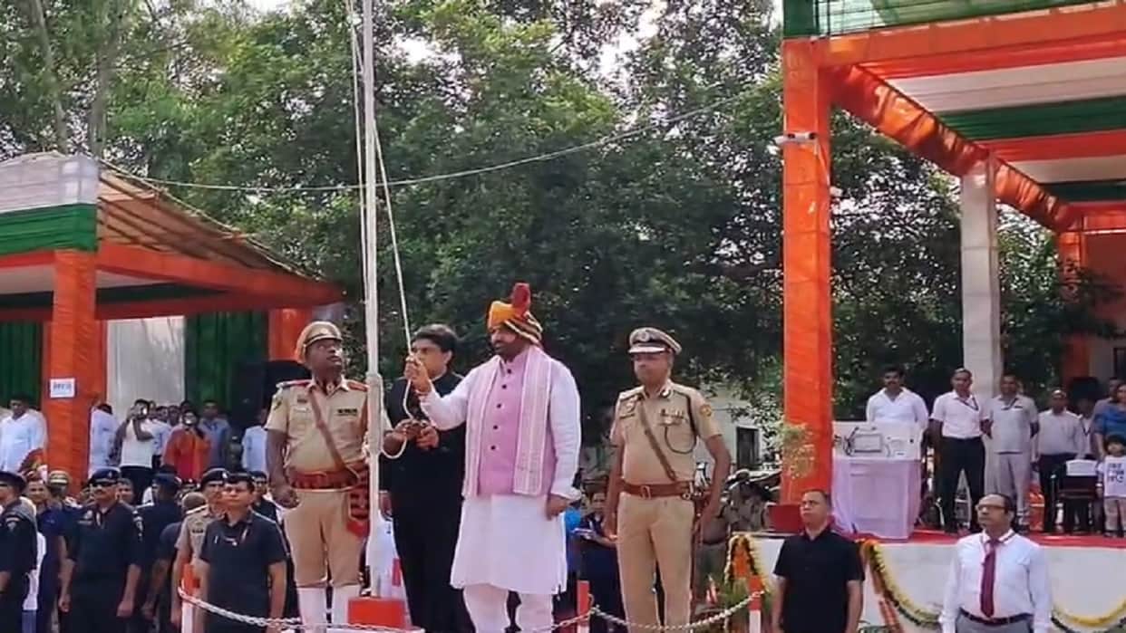 CM hoists the Tricolour in Hansi Protesters attempt to disrupt the event head injuries in lathi-charge