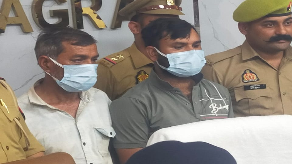 UP: आढ़ती की दुकान से उड़ाई 40 लाख से अधिक की नकदी, चालक को ये एक गलती पड़ गई भारी; पुलिस ने पिता समेत दबोचा