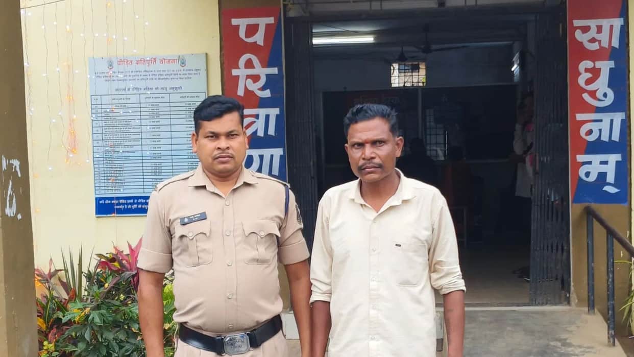 CG Job Scam History-Sheeter Stitches Uniforms to Dupe Jobless Youth of 8.95 Lakh in Jagdalpur; Arrested