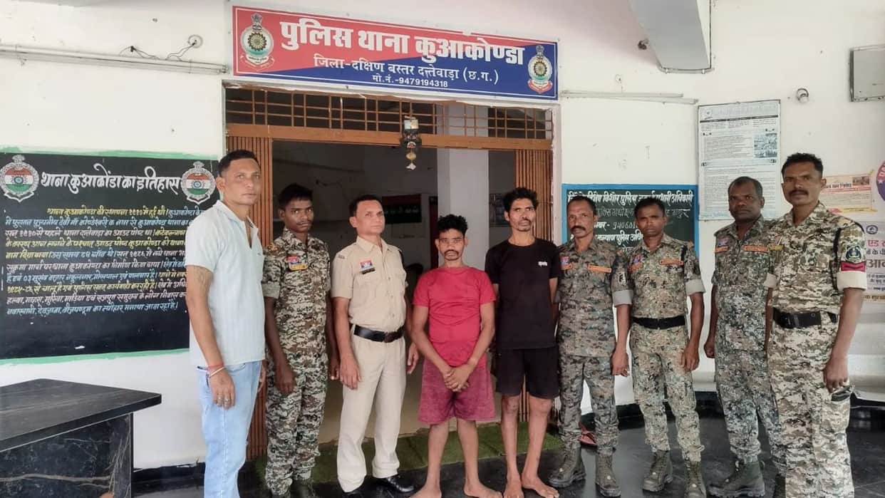 CG Crime Drunken Brawl Over Money Dispute Turns Bloody two Arrested for Slitting Friend Throat with Knife