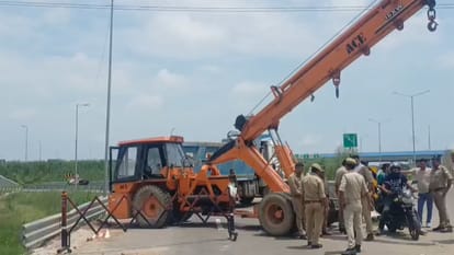 Baghpat: Police Stop BKU Tractor Tiranga Yatra on Expressway in Baghpat, Leaders Clash with Cops