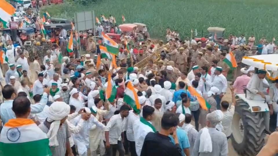 Baghpat: Police Stop BKU Tractor Tiranga Yatra on Expressway in Baghpat, Leaders Clash with Cops