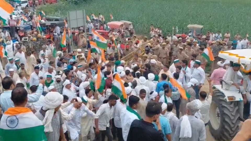 पुलिस ने लगाए बेरिकेड