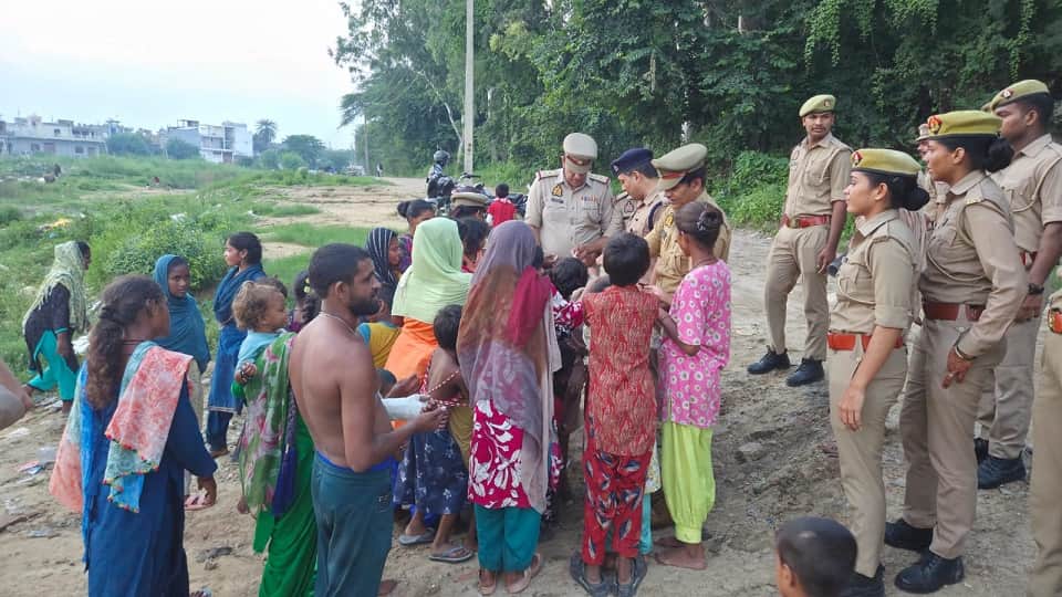 Police distributed sweets in a slum on Independence Day smiles lit up faces of children and elderly in Ghazia