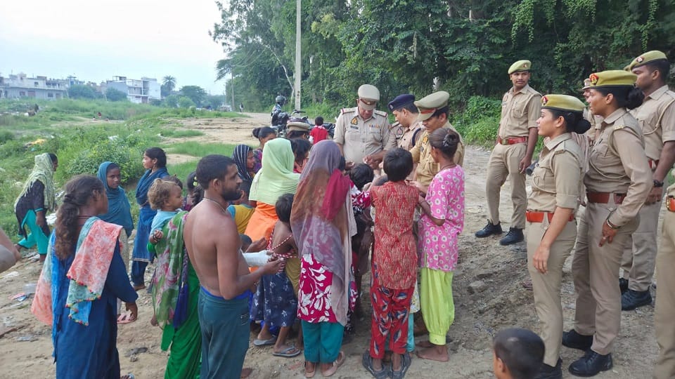 पुलिस ने मलिन बस्ती में बांटी मिठाई