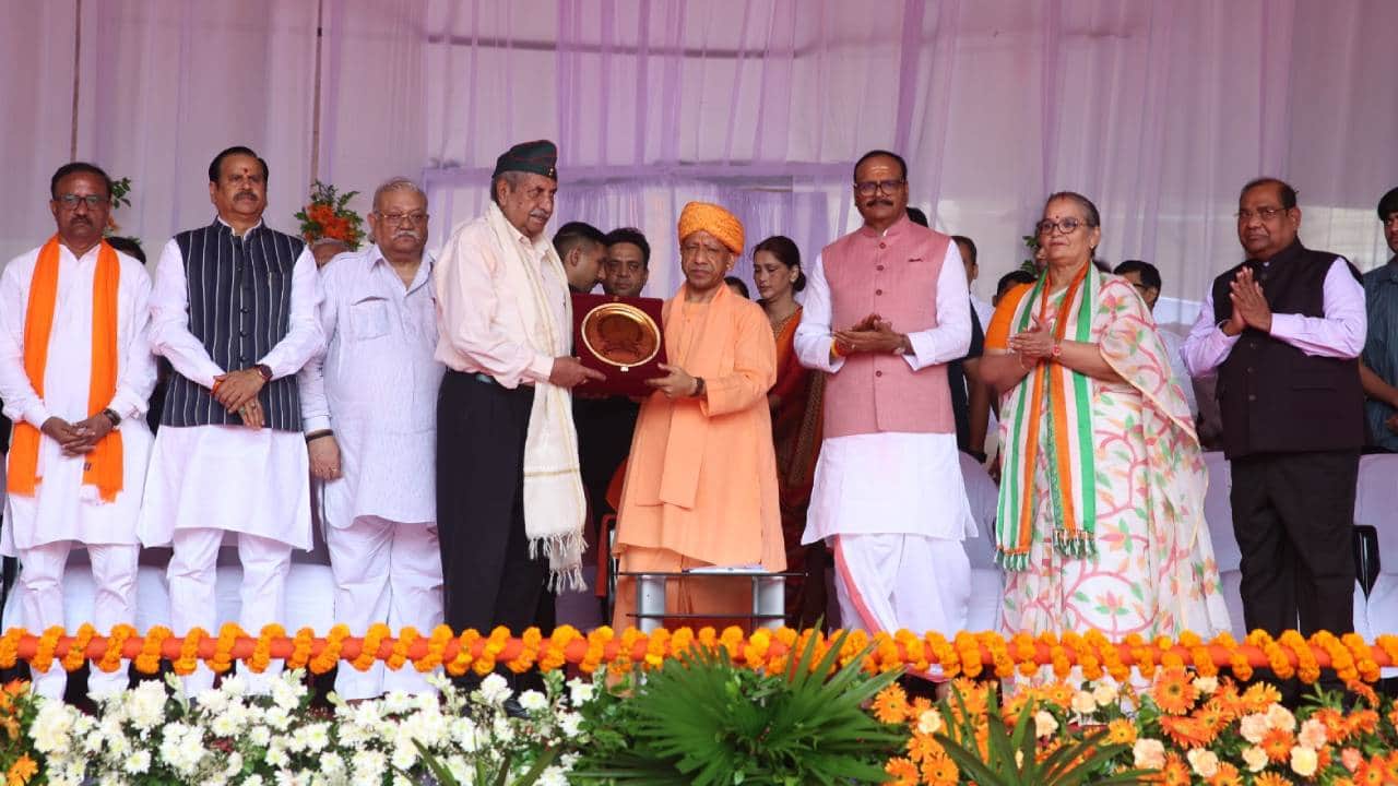 Independence Day 2026 CM Yogi honored families of martyred heroes presented Shaurya and Vir Chakras