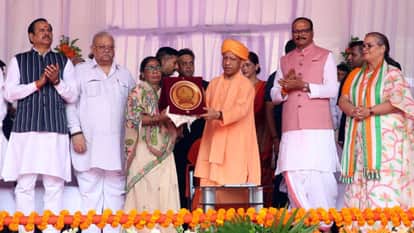 सीएम योगी ने वीर सैनिकों और शहीदों के परिजनों को सम्मानित किया।
