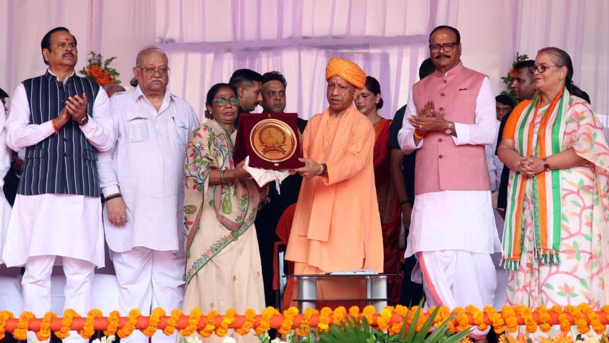 Independence Day 2026 CM Yogi honored families of martyred heroes presented Shaurya and Vir Chakras
