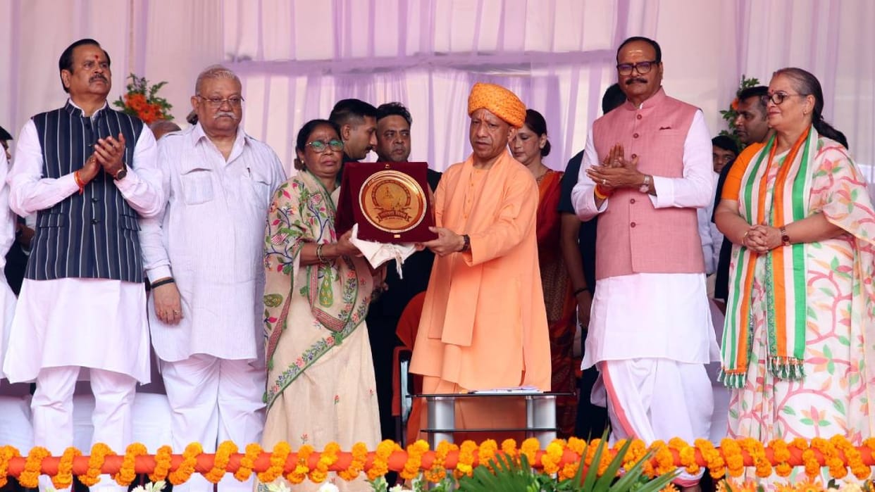 Independence Day 2026 CM Yogi honored families of martyred heroes presented Shaurya and Vir Chakras