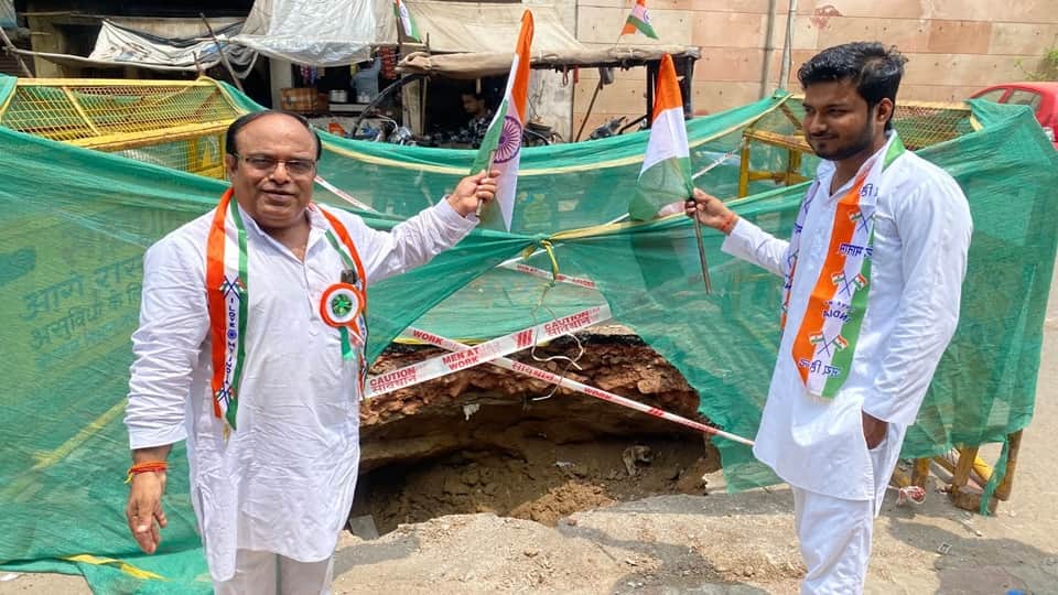 SP Leader Hoists Tricolor Over Deep Pothole in Agra on Independence Day