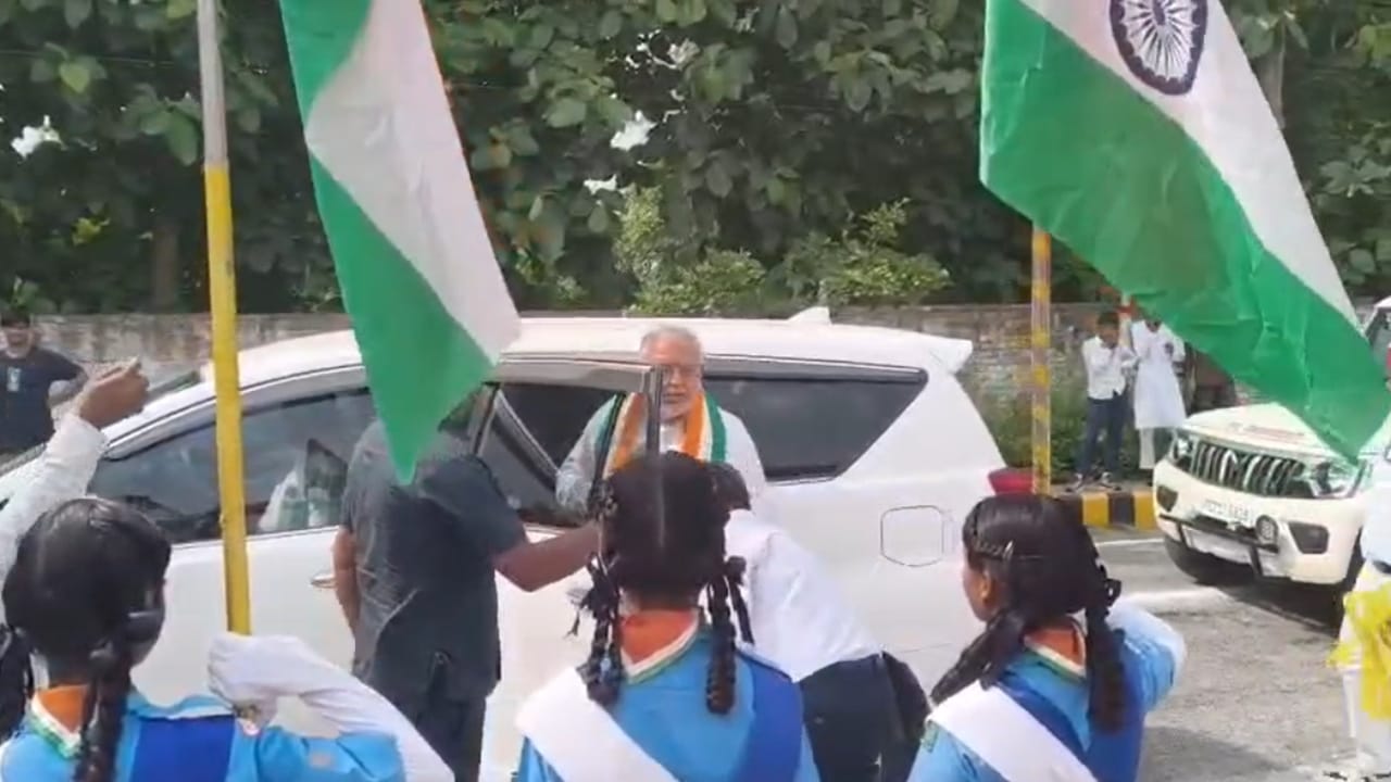 बीएसए ने छुए वित्त मंत्री के पैर