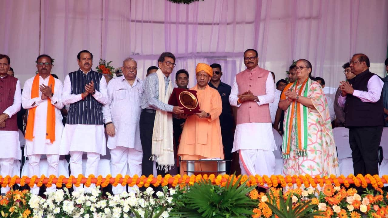 Independence Day 2026 CM Yogi honored families of martyred heroes presented Shaurya and Vir Chakras