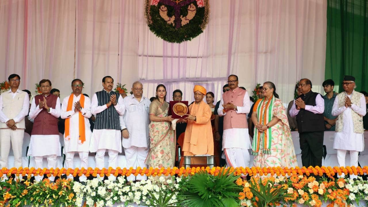 Independence Day 2026 CM Yogi honored families of martyred heroes presented Shaurya and Vir Chakras