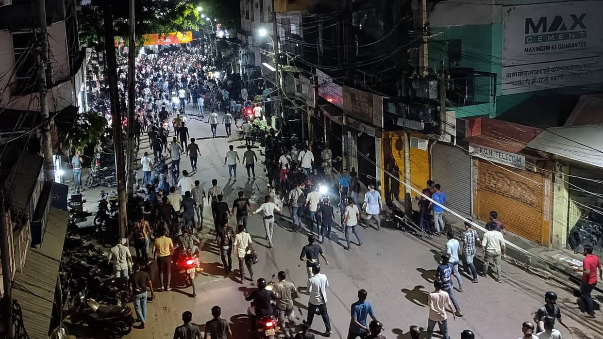 16-Minute ₹16 Sale Triggers Stampede-Like Situation, Police Use Force to Control Crowd