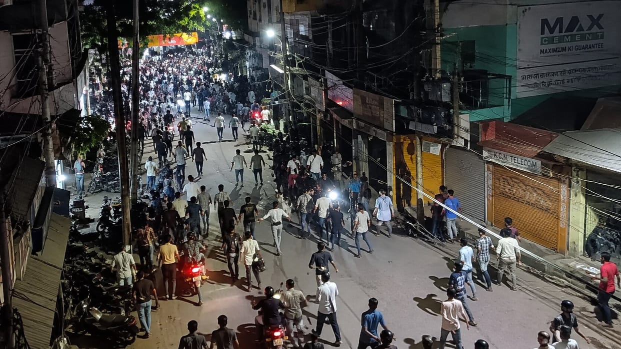 16-Minute ₹16 Sale Triggers Stampede-Like Situation, Police Use Force to Control Crowd