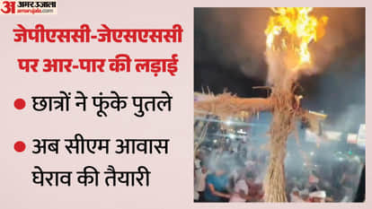 अल्बर्ट एक्का चौक पर पुतला फूंकते हुए आंदोलनकारी छात्र।