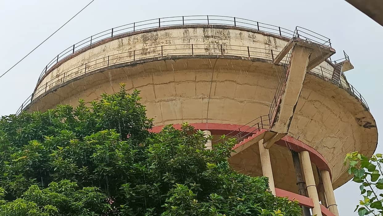 Upset over an incorrect land consolidation measurement in Georgetown, a student climbed a water tank