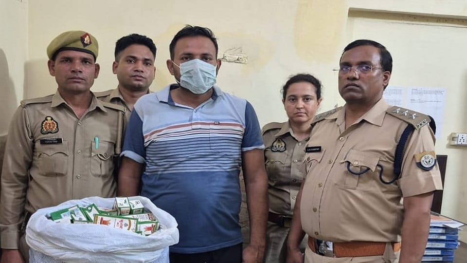 Baghpat: Liquor was being sold at a sweet shop on Independence Day; 105 quarter-bottles were seized