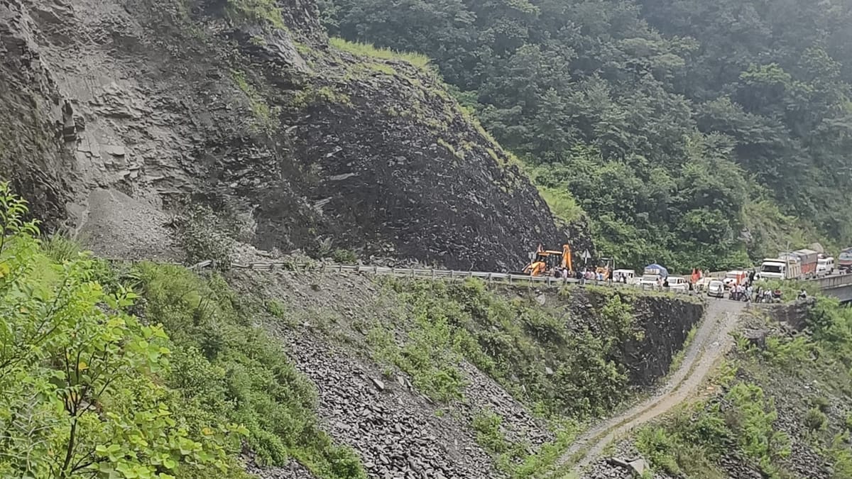 Chamoli: बाजपुर में भूस्खलन से बदरीनाथ हाईवे बंद, पहाड़ी दरकने से सिमली-ग्वालदम NH भी ठप, सैकड़ों यात्री फंसे