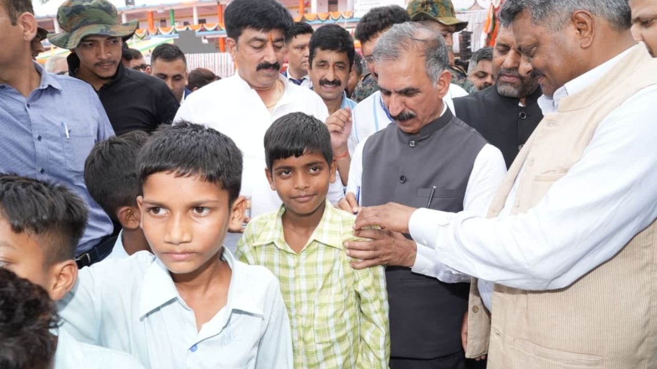 बड़सर में मुख्यमंत्री सुखविंद्र सिंह सुक्खू से ऑटोग्राफ लेते स्कूली बच्चे