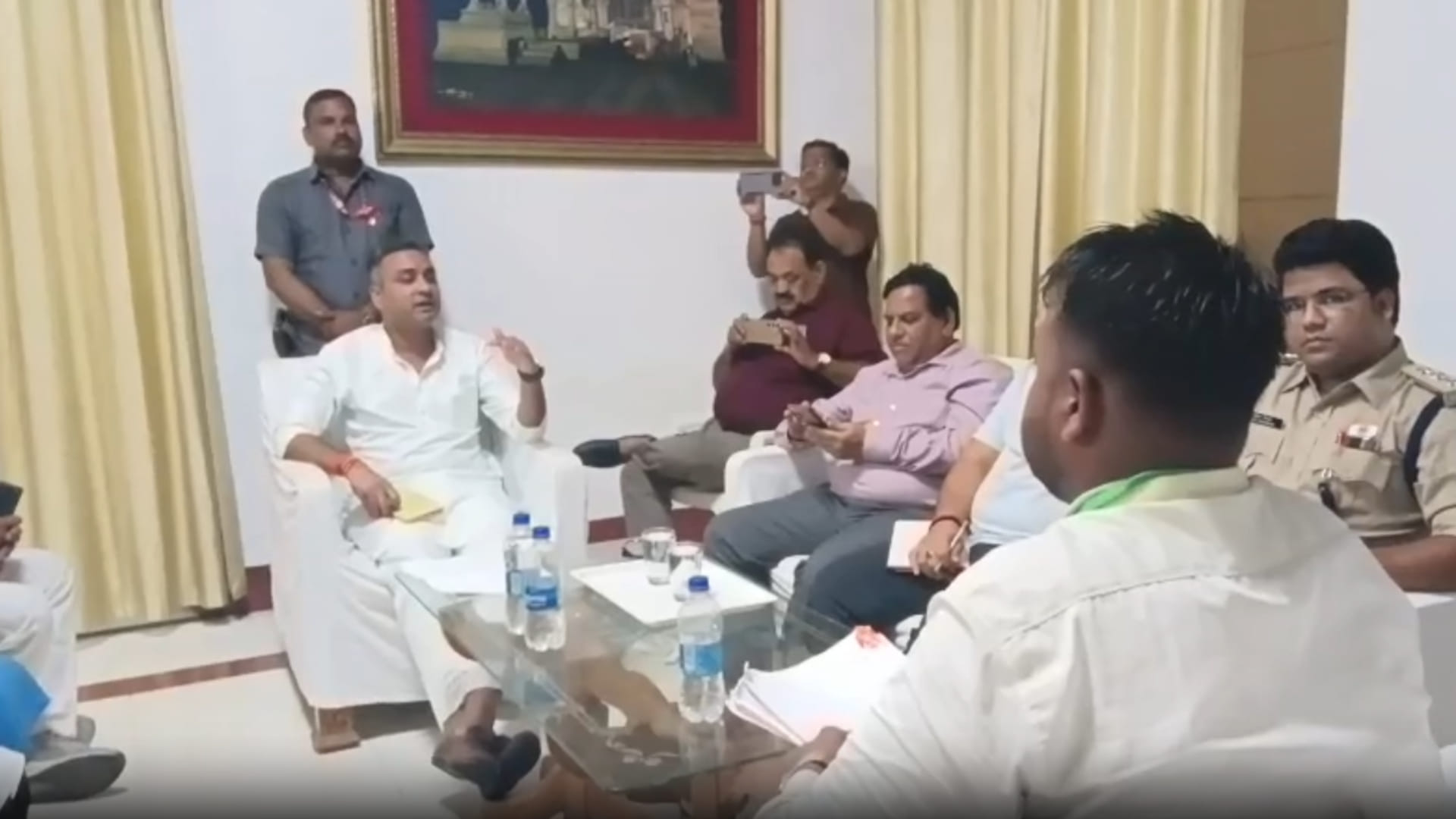 छतरपुर में आंदोलनरत छात्रों से देर रात प्रशासन की चर्चा हुई।