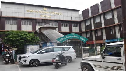Three lakh houses vacant, not being sold